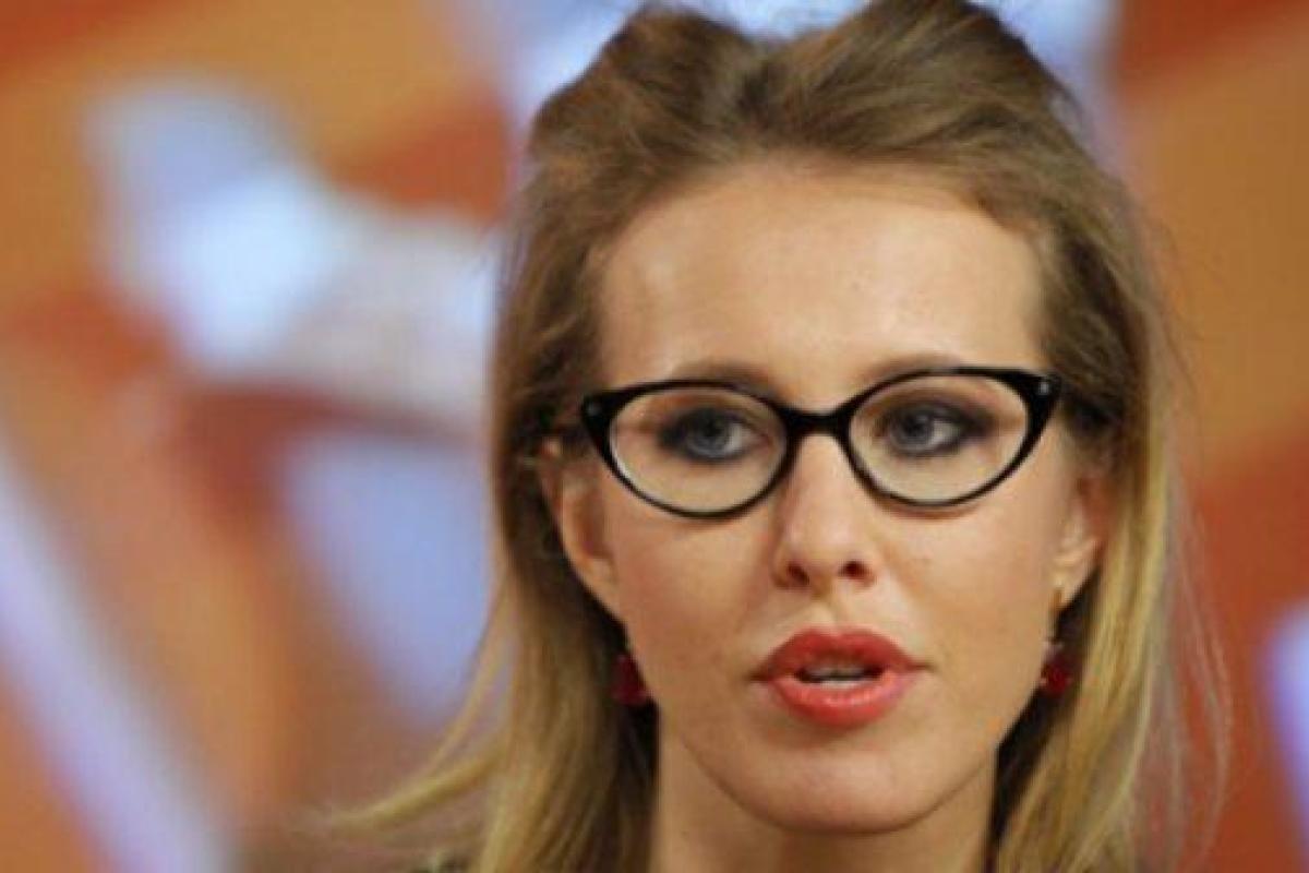 Телеведущая Ксения Собчак отправилась на прогулку с сыном в необычном наряде