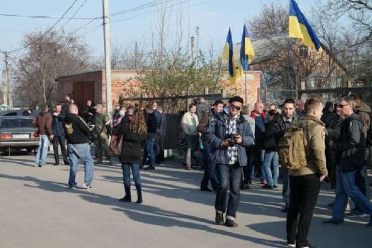 В Полтаве прошла акция протеста: активисты пикетировали дом мэра В Полтаве прошла акция протеста: активисты пикетировали дом мэра
