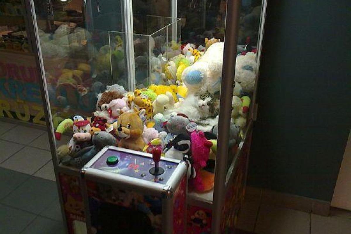 Как обмануть автомат с игрушками: хитрец из Китая показал простой способ