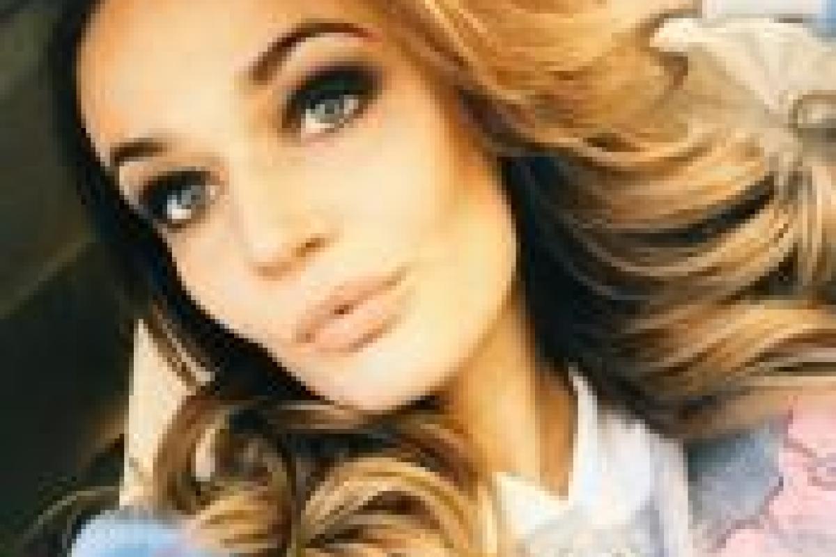 Визажист рассказала правду об Алене Водонаевой: 10 корон на голове Визажист рассказала правду об Алене Водонаевой: 10 корон на голове