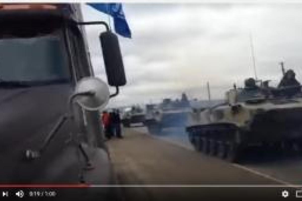 В России на разгон протестующих дальнобойщиков движется военная техника: появилось видео В России на разгон протестующих дальнобойщиков движется военная техника: появилось видео