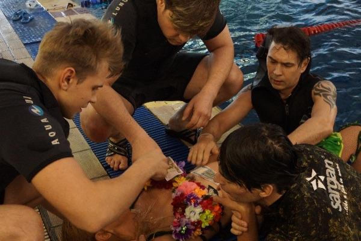 Солисты «На-На» чуть не утопили полуголую модель Солисты «На-На» чуть не утопили полуголую модель