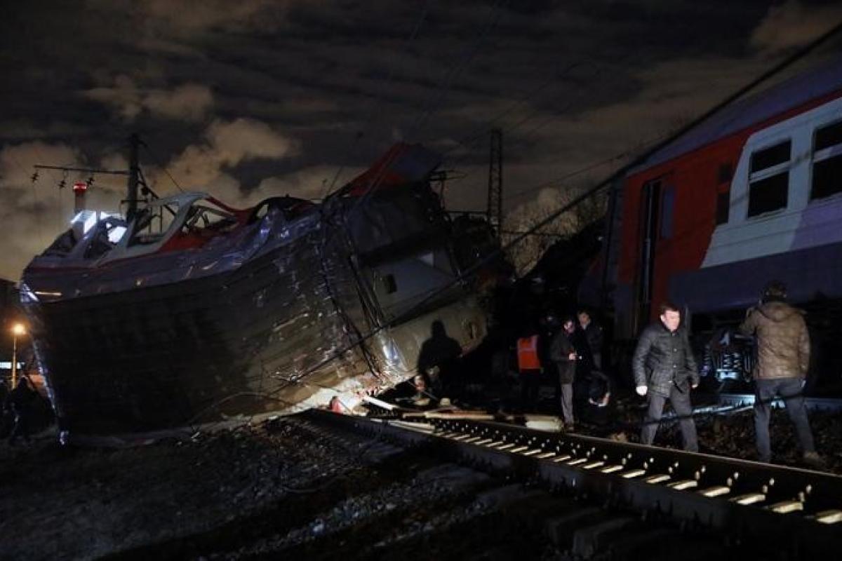 Крупная ж/д катастрофа в Москве: вагон электрички разорвало на 2 части