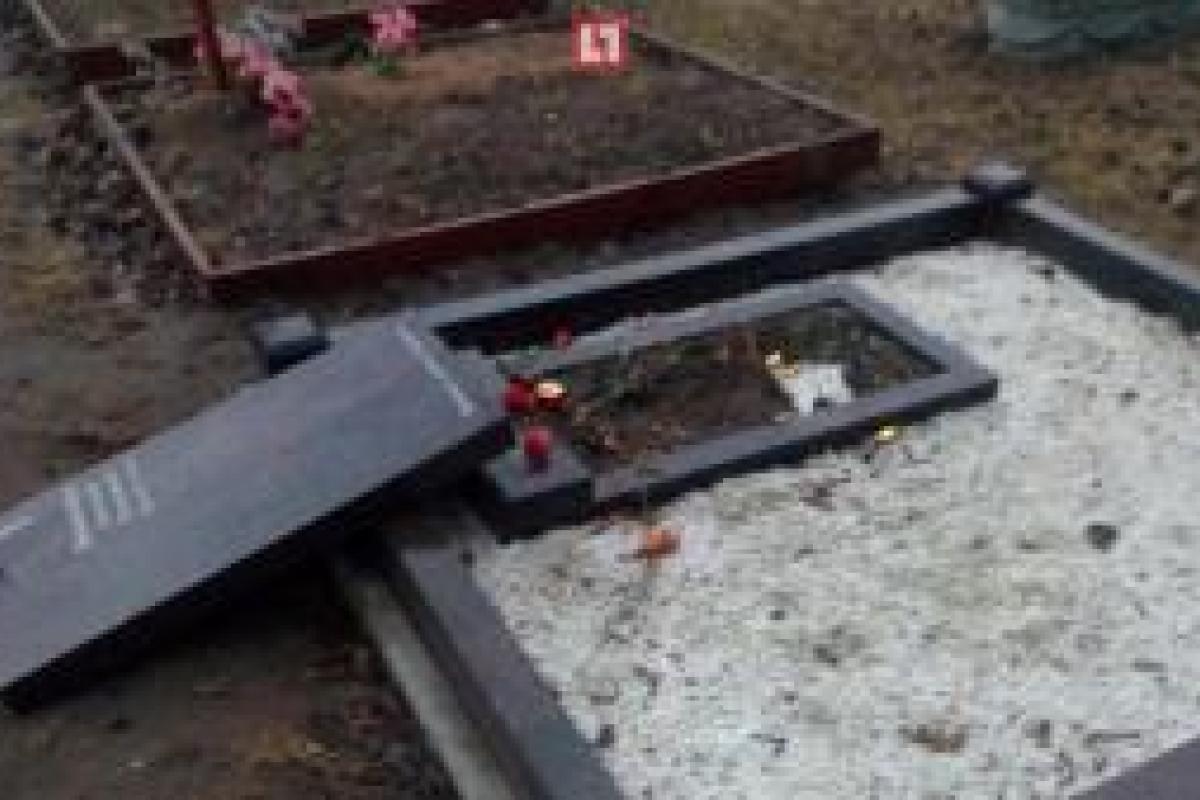 В Санкт-Петербурге вандалы устроили погром на кладбище В Санкт-Петербурге вандалы устроили погром на кладбище