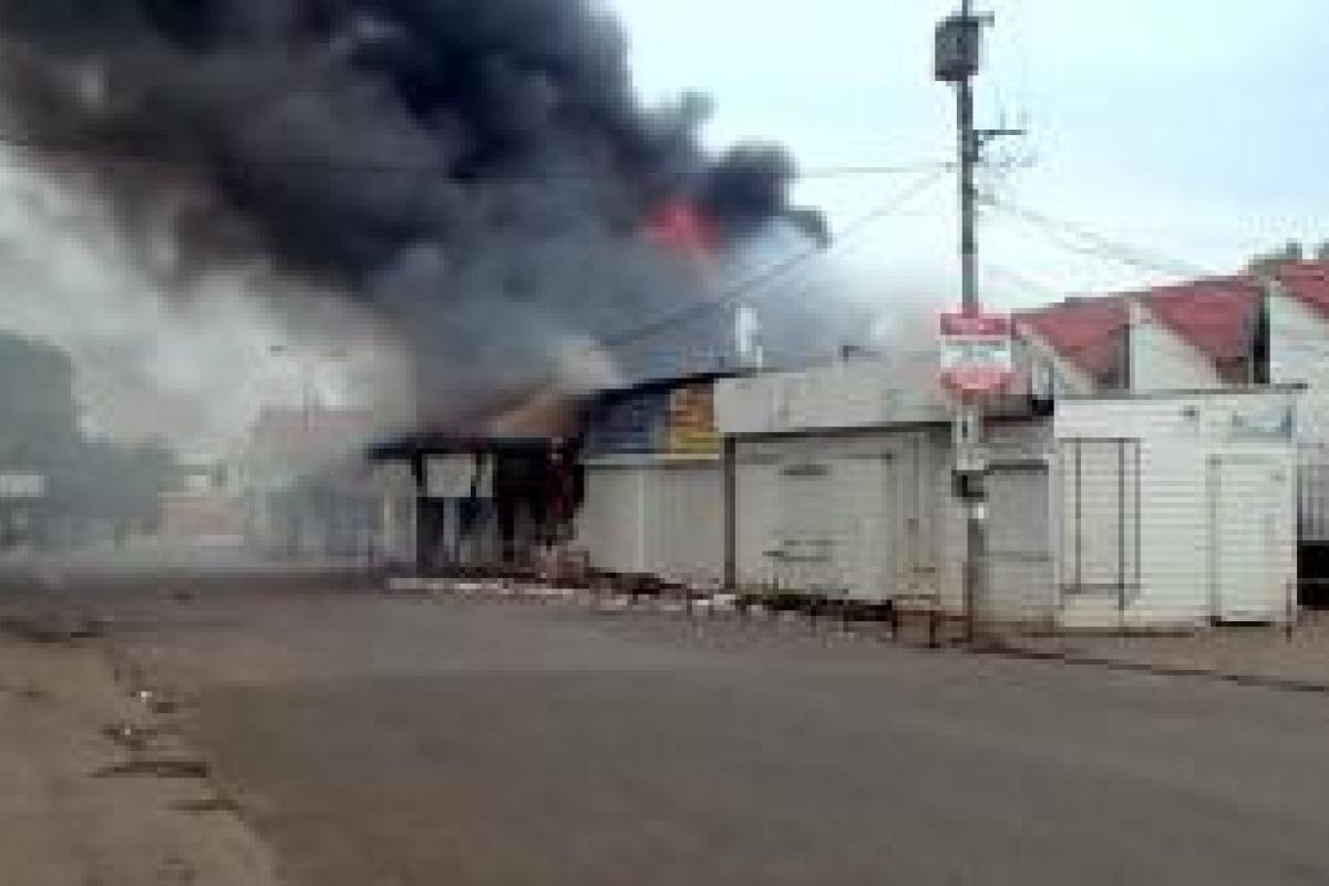 Стали известны новые подробности пожара на рынке Луганска