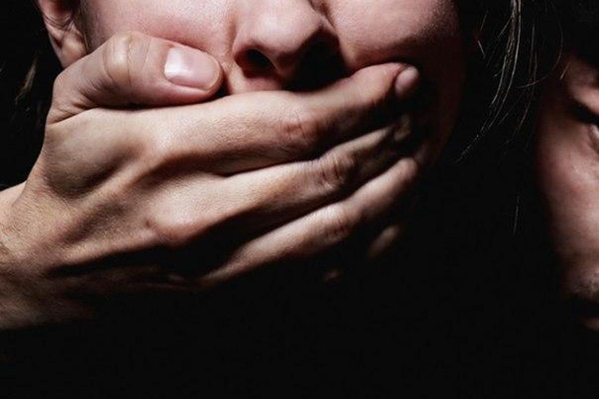 В Винницкой области отморозок изнасиловал девушку на глазах у связанного мужа В Винницкой области отморозок изнасиловал девушку на глазах у связанного мужа