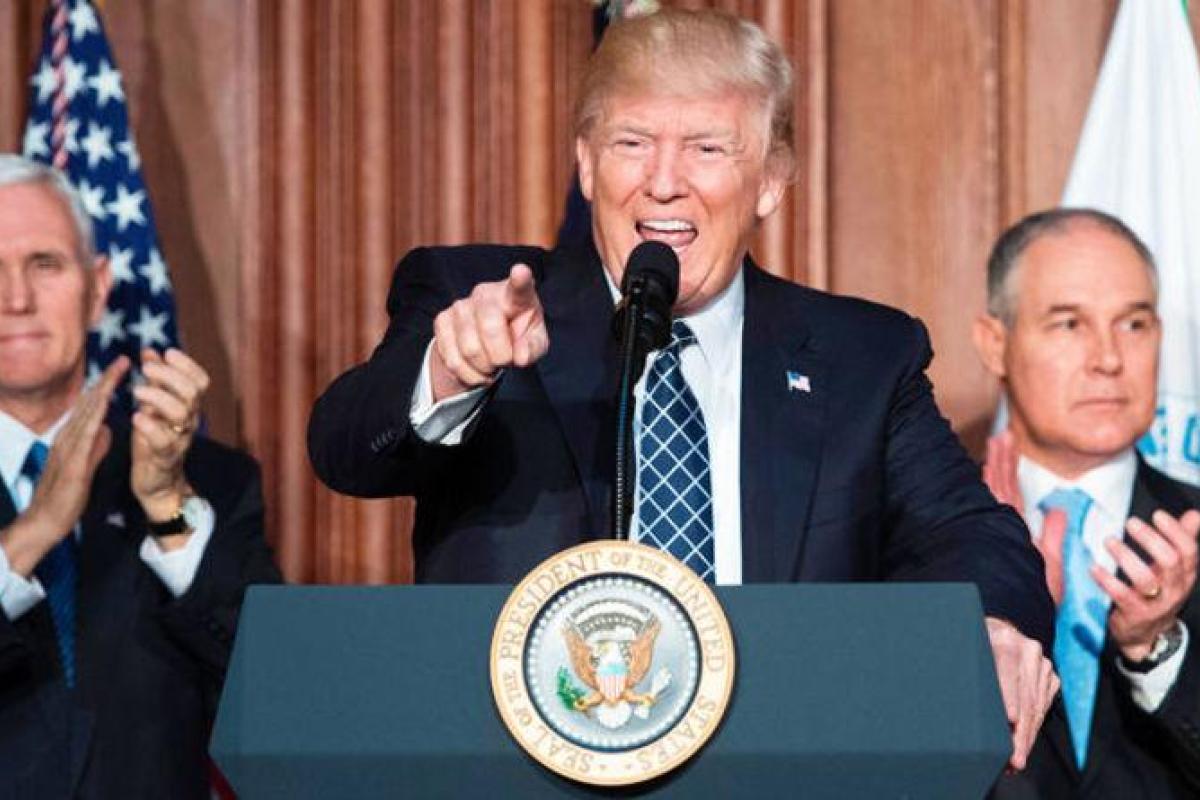 В США Дональду Трампу хотят запретить самому писать в Twitter