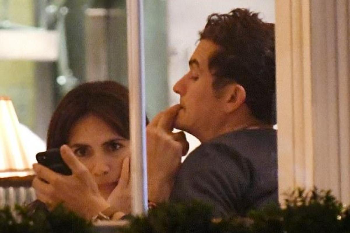 Орландо Блум, попавший в неловкую ситуацию на радио, замечен на свидании с таинственной брюнеткой