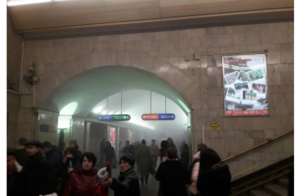 В Петербургском метро прогремели мощные взрывы: люди в панике покидают платформы сквозь густой дым, появились кадры