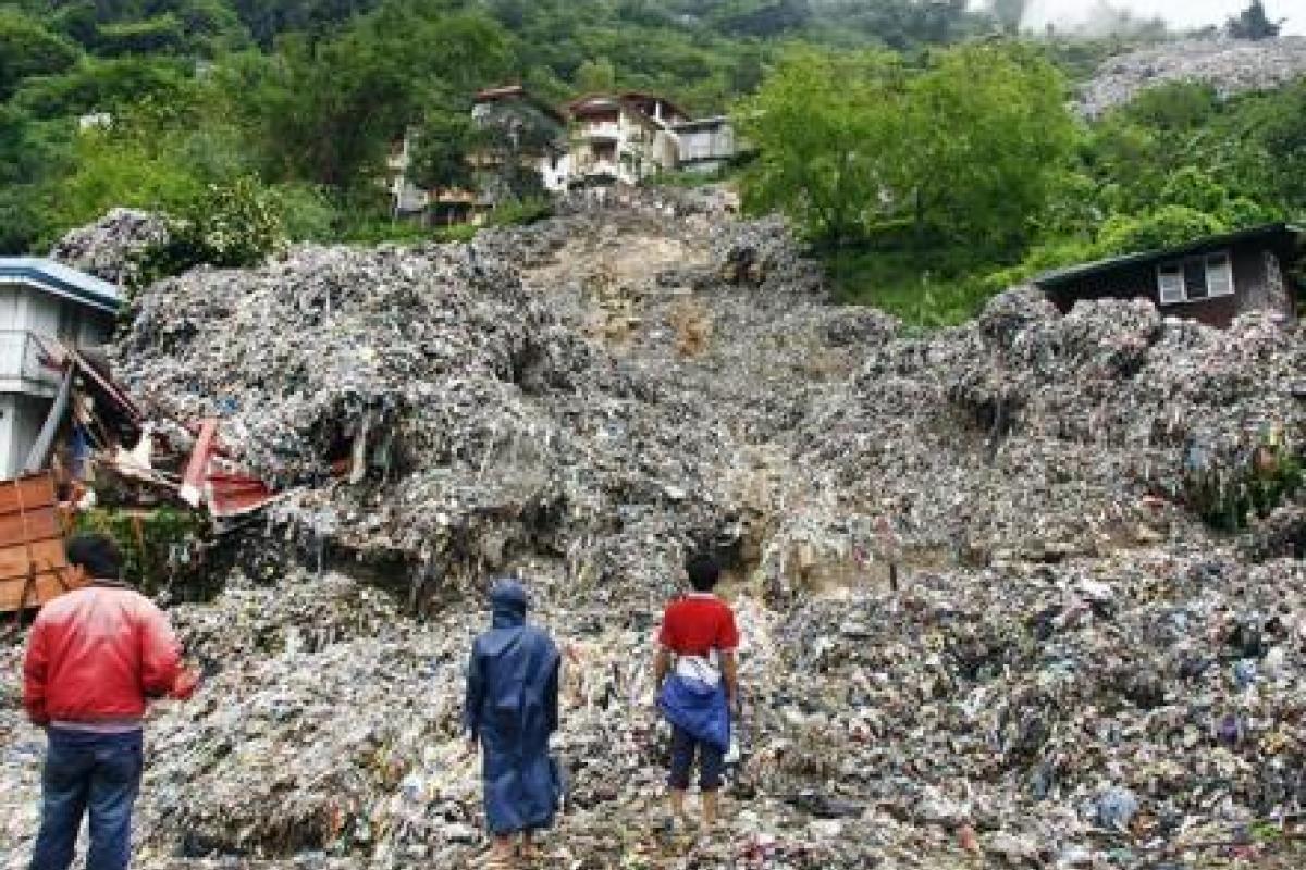 Гора мусора накрыла 40 домов в Шри-Ланке: есть жертвы Гора мусора накрыла 40 домов в Шри-Ланке: есть жертвы