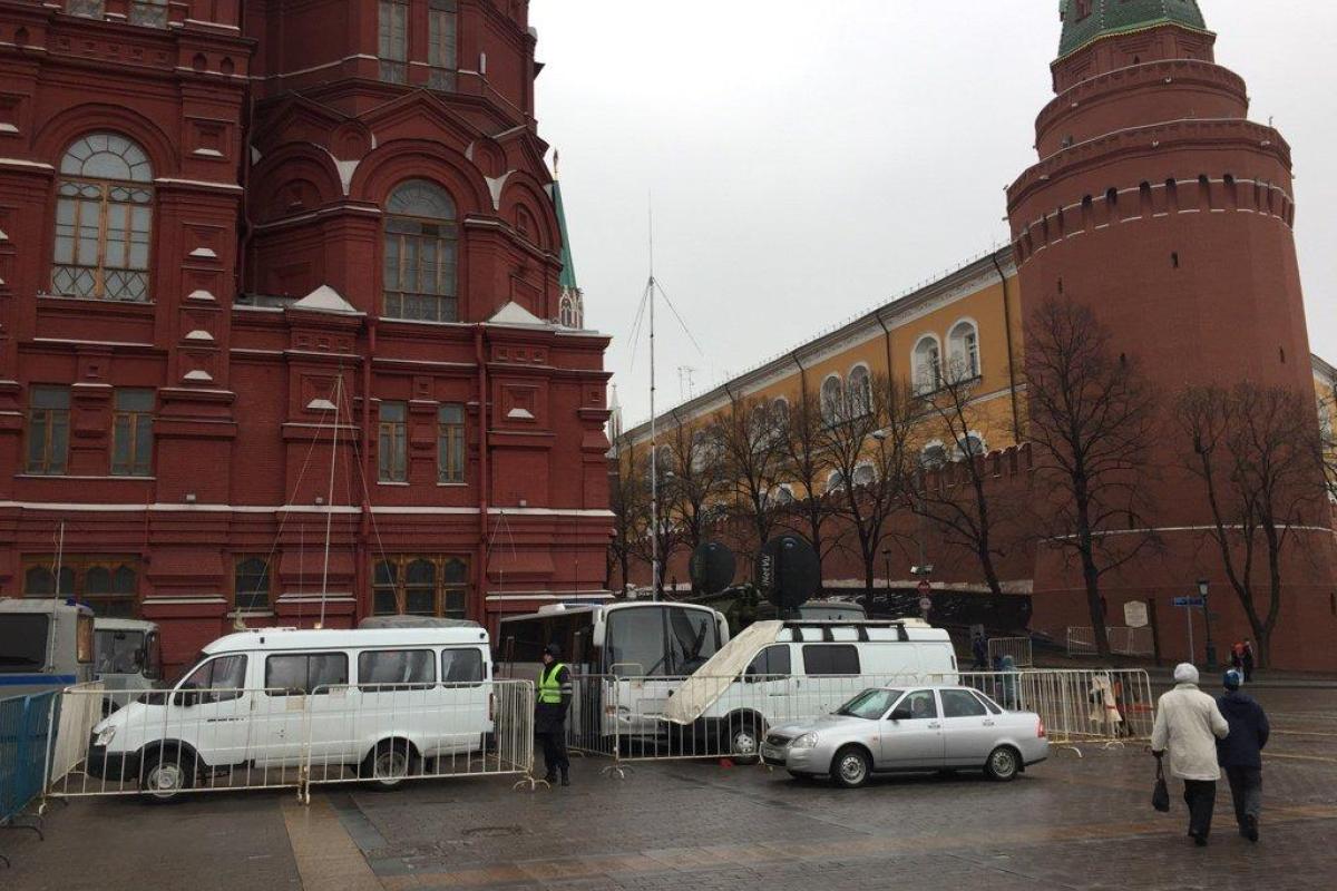 У Путина приказали окружить Красную площадь: ОМОН задержал школьника