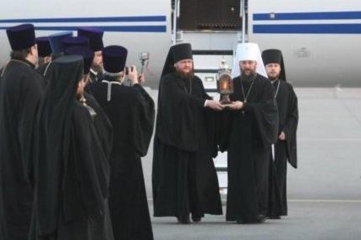 В Украину прибыл самолет с Благодатным огнем