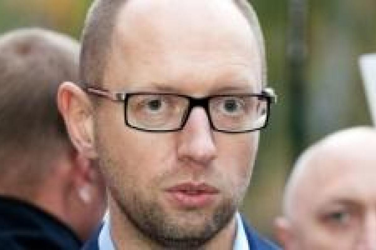 Фото Яценюка с пасхальной корзиной и охранниками вызвало жаркие дискуссии в соцсети