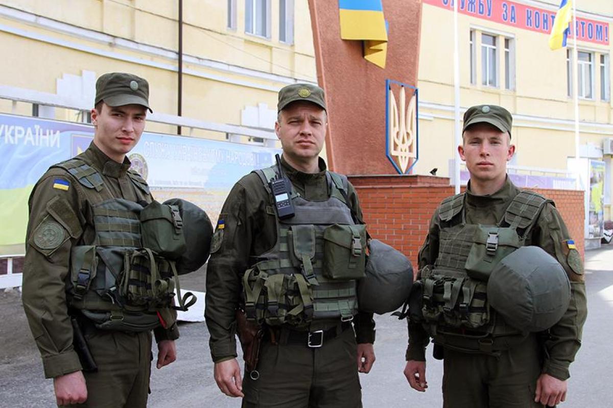 Нацгвардейцы задержали нарушителя с наркотическими веществами Нацгвардейцы задержали нарушителя с наркотическими веществами