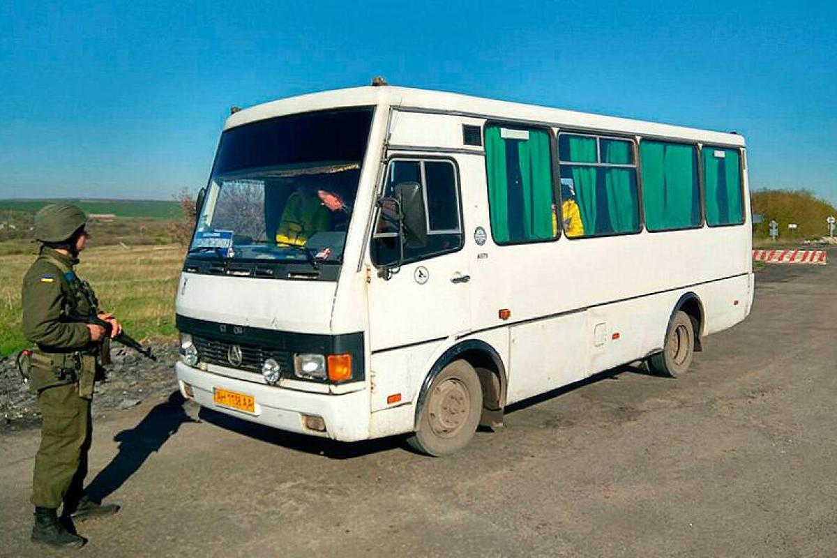 Харьковские нацгвардейцы в Донбассе задержали мужчину, который находился в розыске Харьковские нацгвардейцы в Донбассе задержали мужчину, который находился в розыске