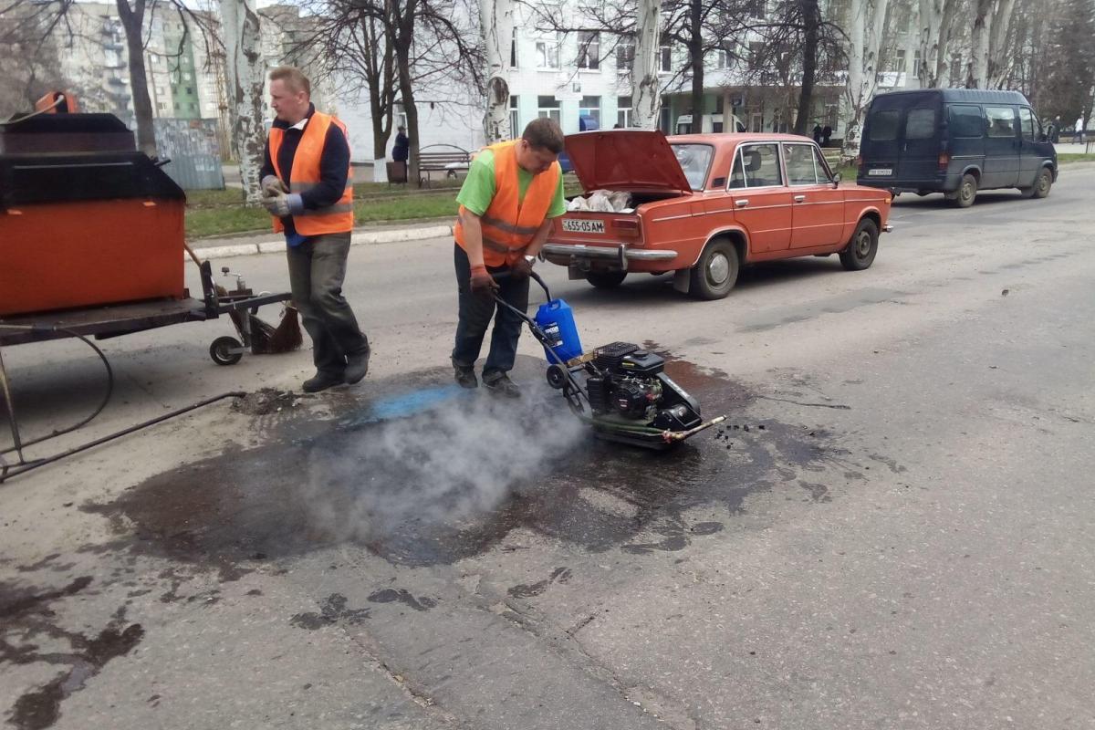 В зоне АТО люди сами вышли ремонтировать дороги