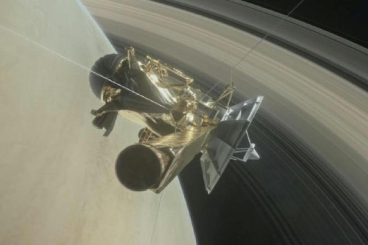 Космический аппарат NASA «Кассини» готовится к последнему полету на поверхность Сатурна Космический аппарат NASA «Кассини» готовится к последнему полету на поверхность Сатурна