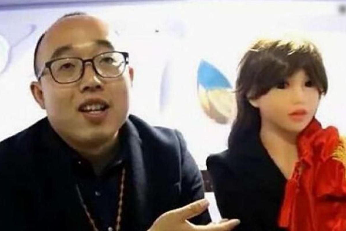 Китайский инженер женился на роботе, которого сделал сам