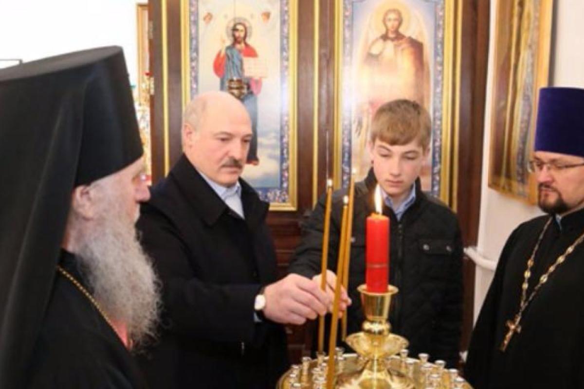В Сети появилось фото Лукашенко с младшим сыном 