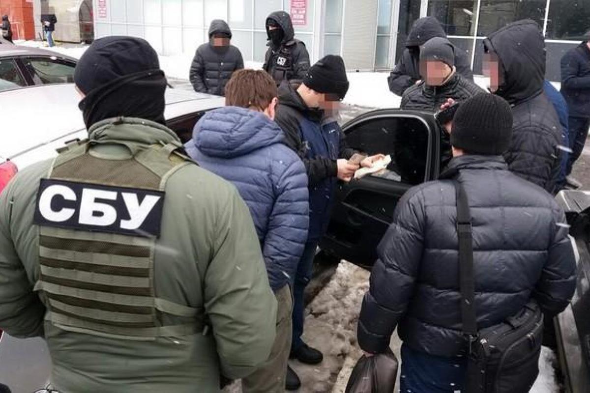 В Харькове сотрудника уголовного розыска задержали во время получения взятки В Харькове сотрудника уголовного розыска задержали во время получения взятки