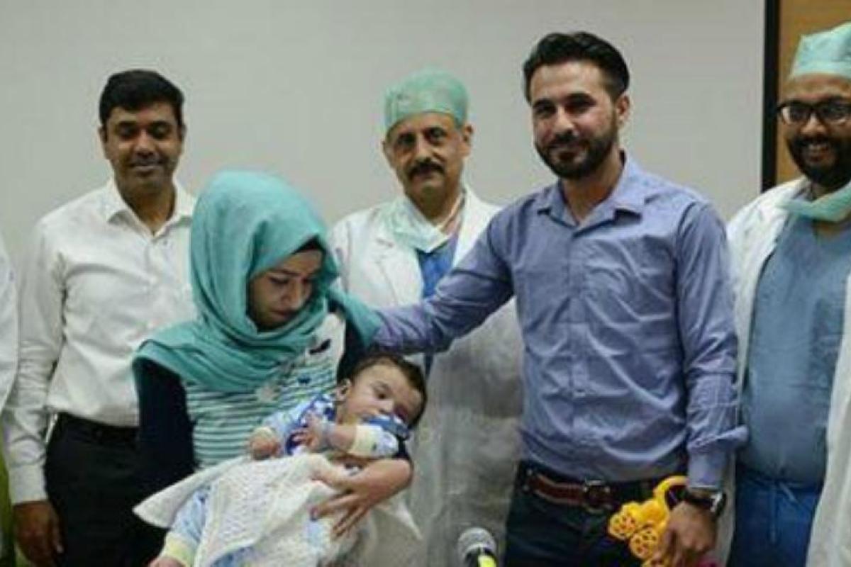 Врачи из Индии прооперировали ребенка с двумя парами рук и ног