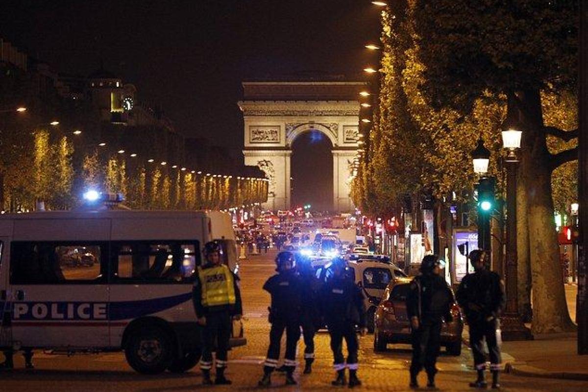Стрельба по полицейским в центре Парижа: ИГИЛ взяло на себя ответственность Стрельба по полицейским в центре Парижа: ИГИЛ взяло на себя ответственность