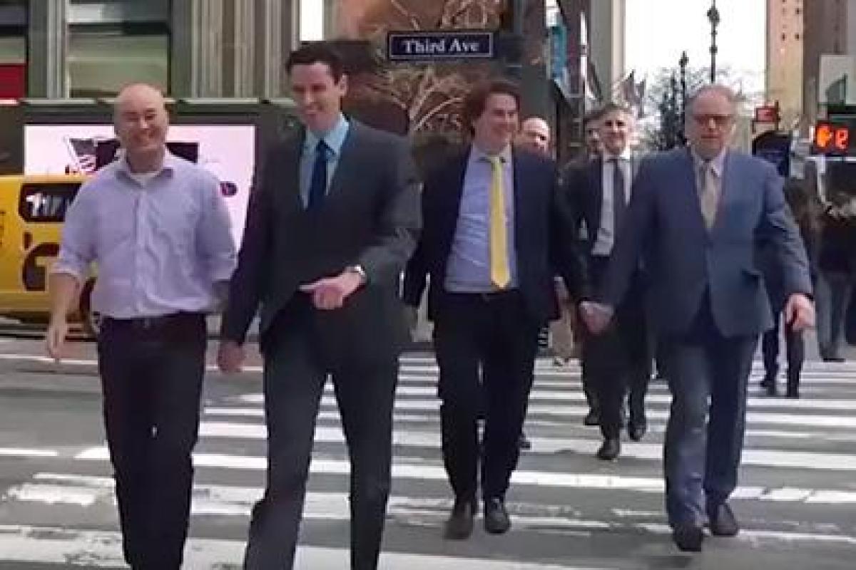 Мужчины всего мира взялись за руки, чтобы поддержать избитых геев