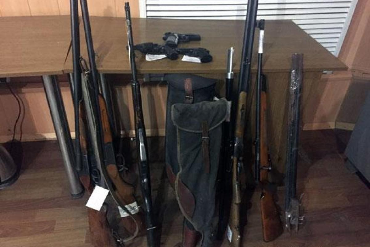 Харьковчане сдают в полицию оружие и ножи Харьковчане сдают в полицию оружие и ножи