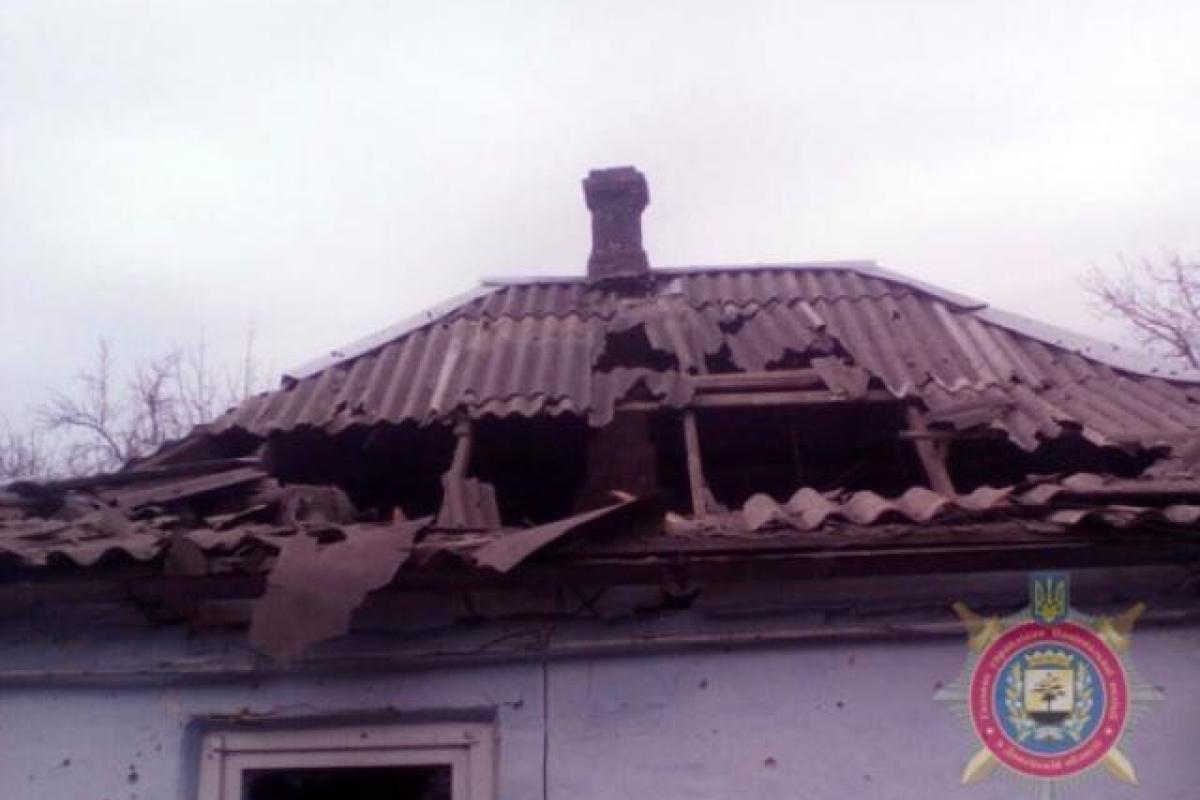 Боевики обстреляли Красногоровку: опубликованы фото разрушений