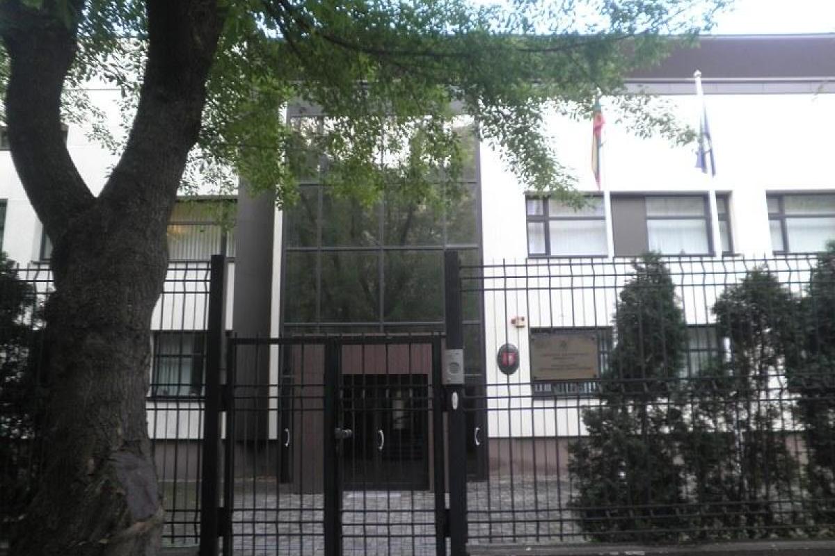 Злоумышленники кинули дымовую шашку возле посольства Литвы