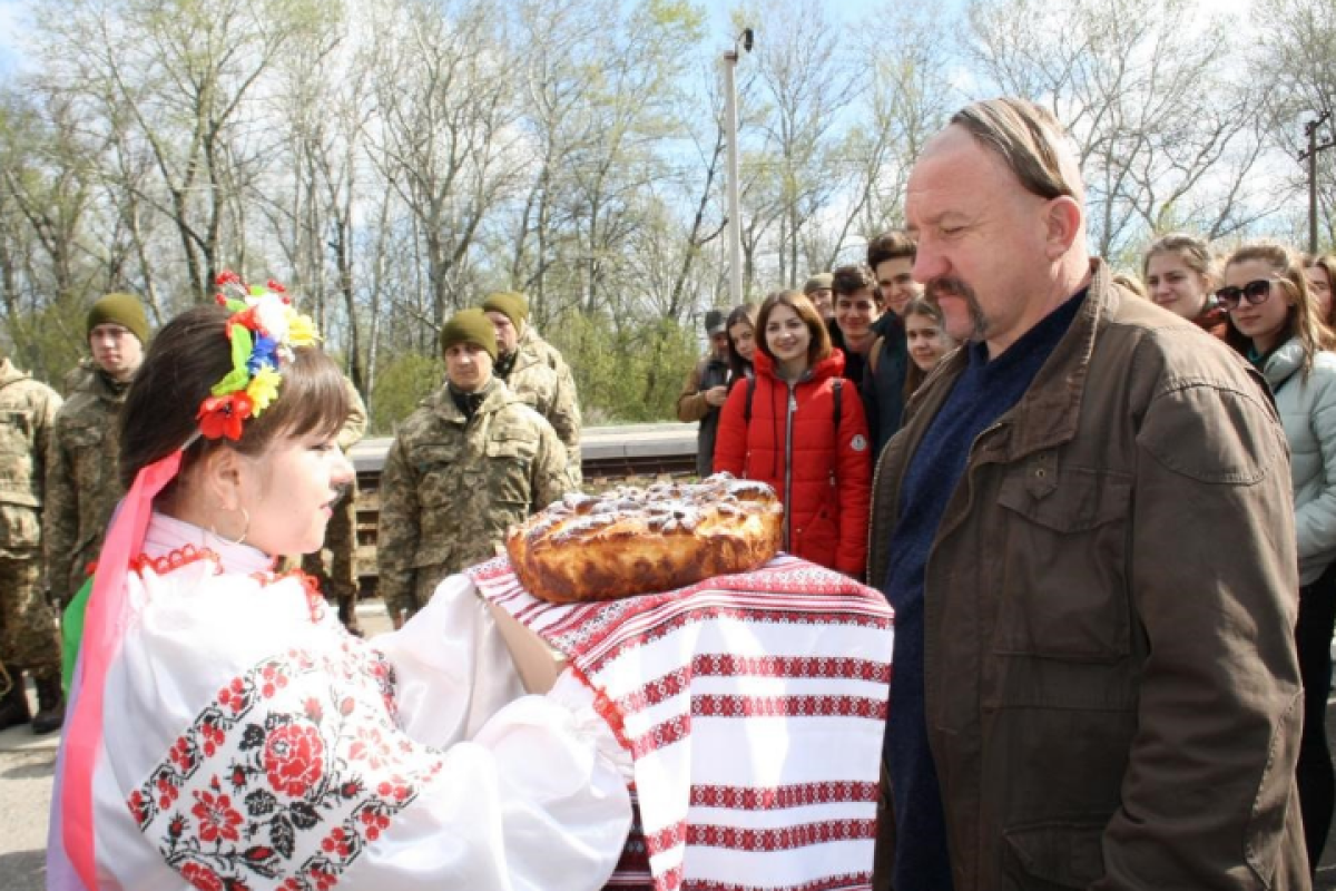 Молодежный "Художественный кинопоезд" приехал в прифронтовой Лисичанск