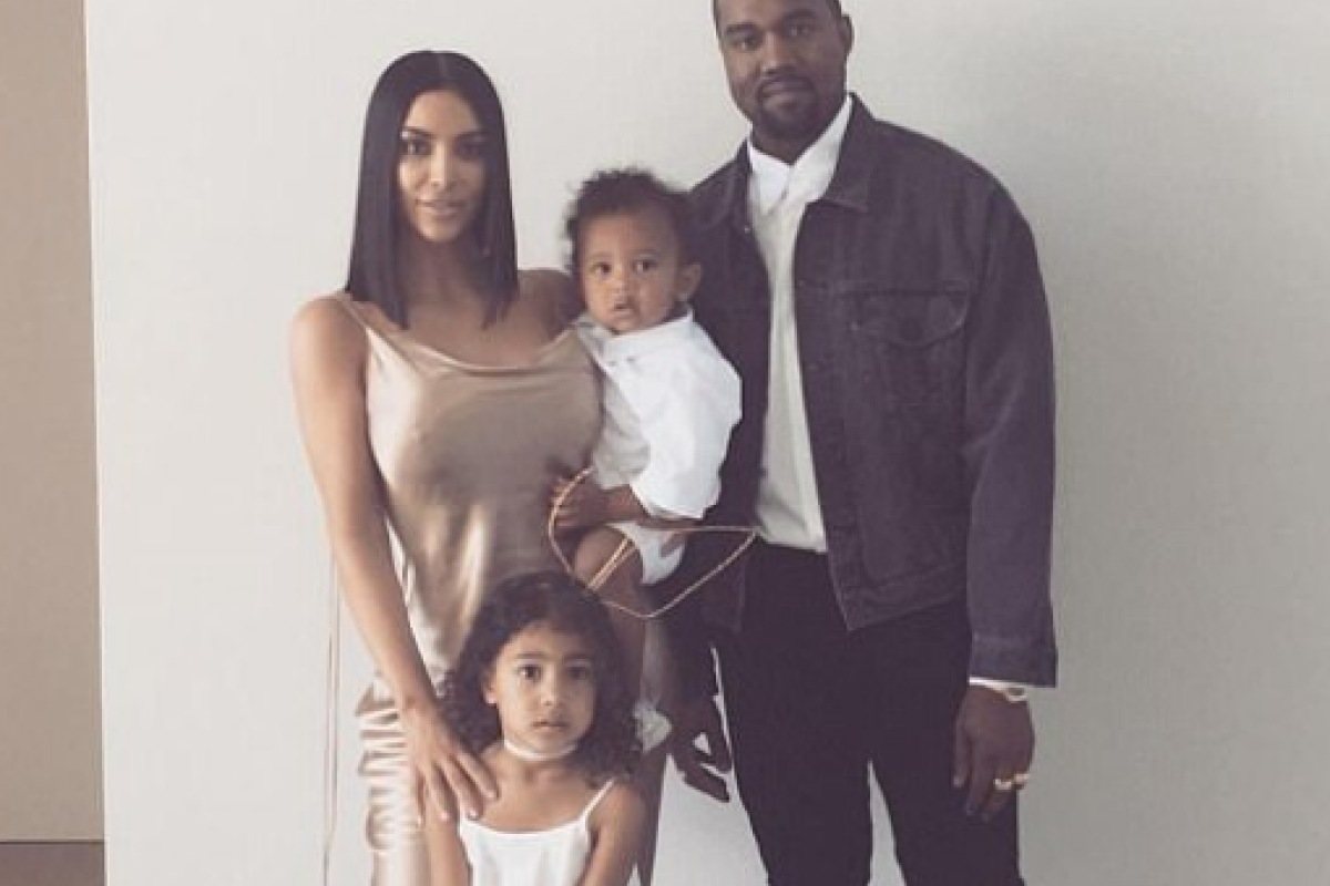 Ким Кардашьян показала, как отмечала Пасху с Канье Уэстом и детьми Ким Кардашьян показала, как отмечала Пасху с Канье Уэстом и детьми