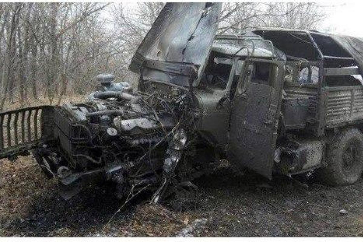 Защитники "русского мира" несут потери: В Донбассе подорвался российский военный «Урал» Защитники "русского мира" несут потери: В Донбассе подорвался российский военный «Урал»