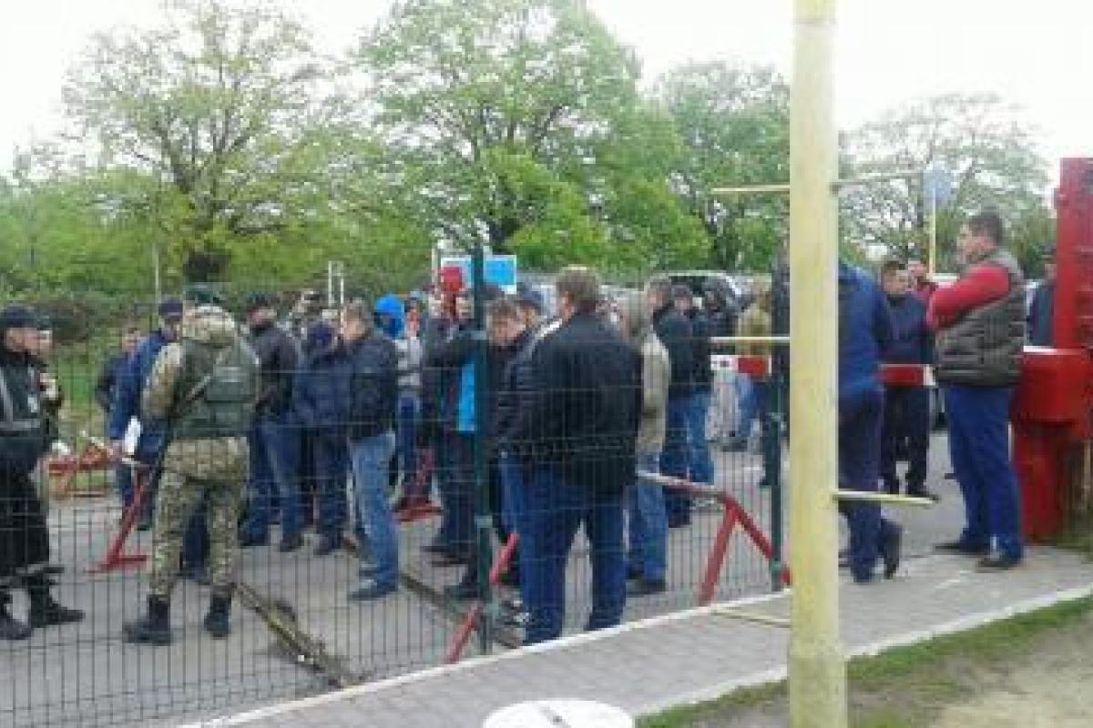 В Госпогранслужбе прокомментировали блокирование дороги перед пунктом пропуска "Ужгород" В Госпогранслужбе прокомментировали блокирование дороги перед пунктом пропуска "Ужгород"