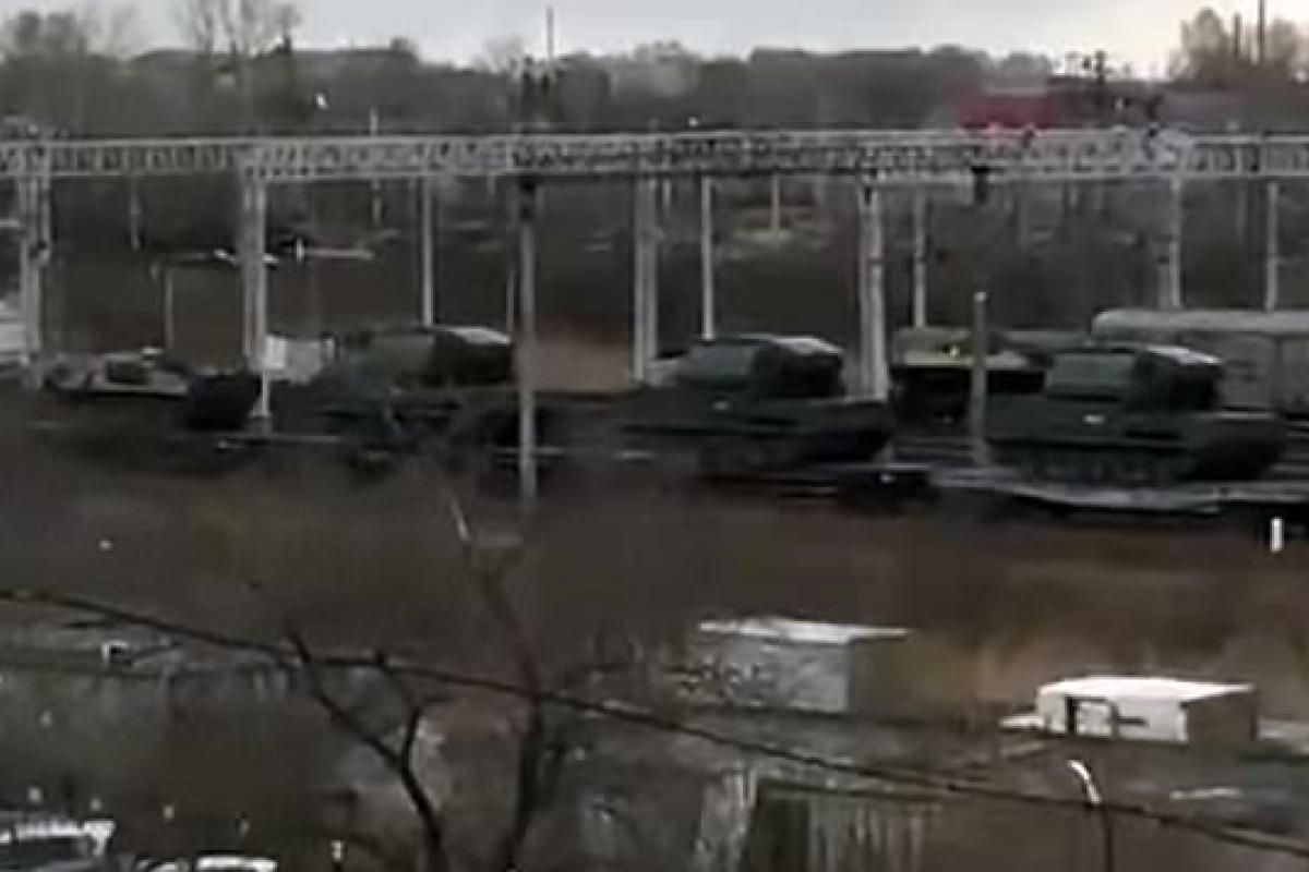 Россия перебрасывает вооружения на границу с Северной Кореей: появилось видео Россия перебрасывает вооружения на границу с Северной Кореей: появилось видео