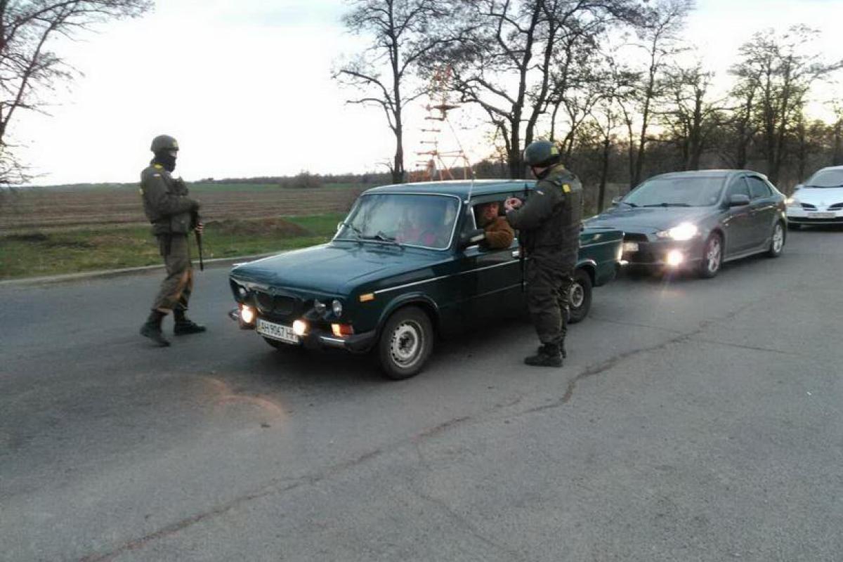 В Донбассе военнослужащие Национальной гвардии задержали подозрительных мужчин