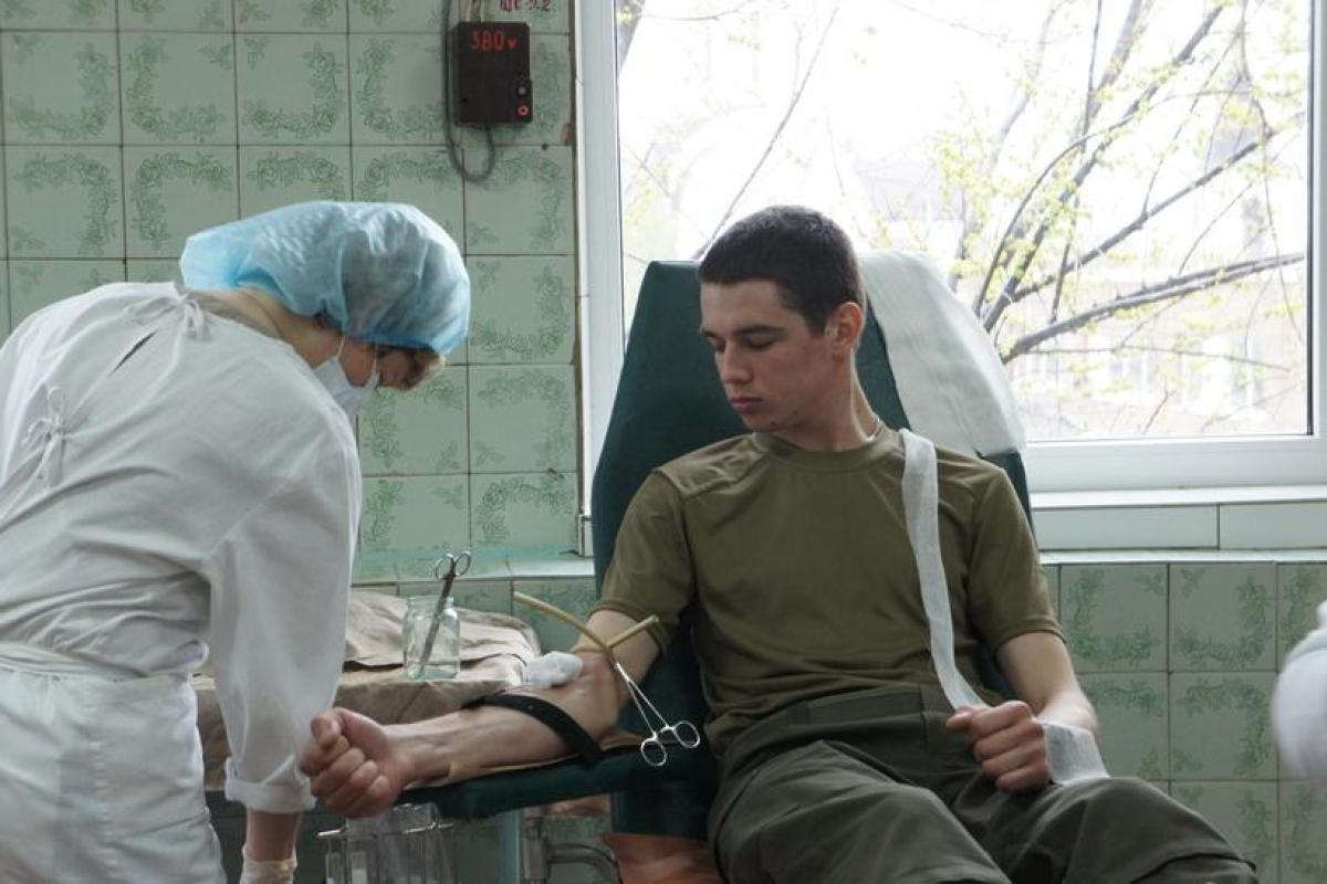 Гвардейцы в Донбассе сдали кровь для тех, кто в этом нуждается Гвардейцы в Донбассе сдали кровь для тех, кто в этом нуждается