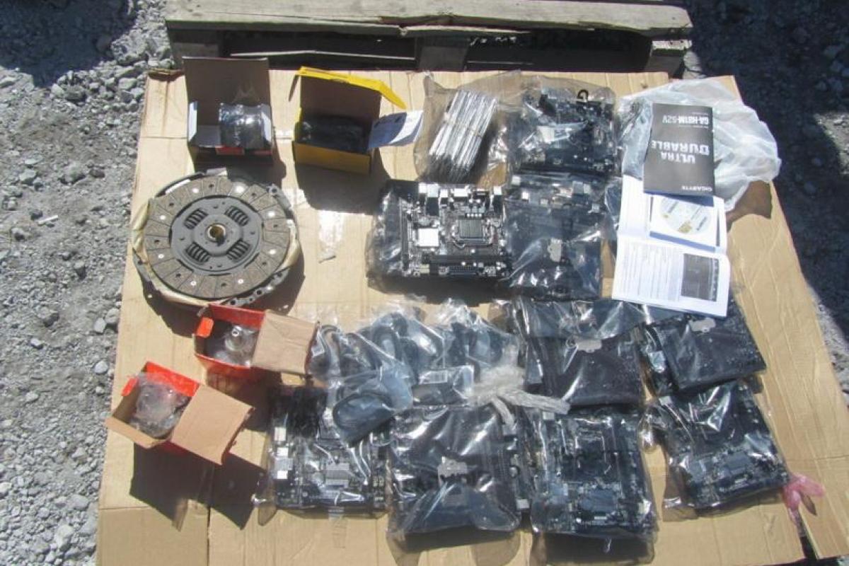 В зоне проведения АТО гвардейцы задержали контрабандистов В зоне проведения АТО гвардейцы задержали контрабандистов