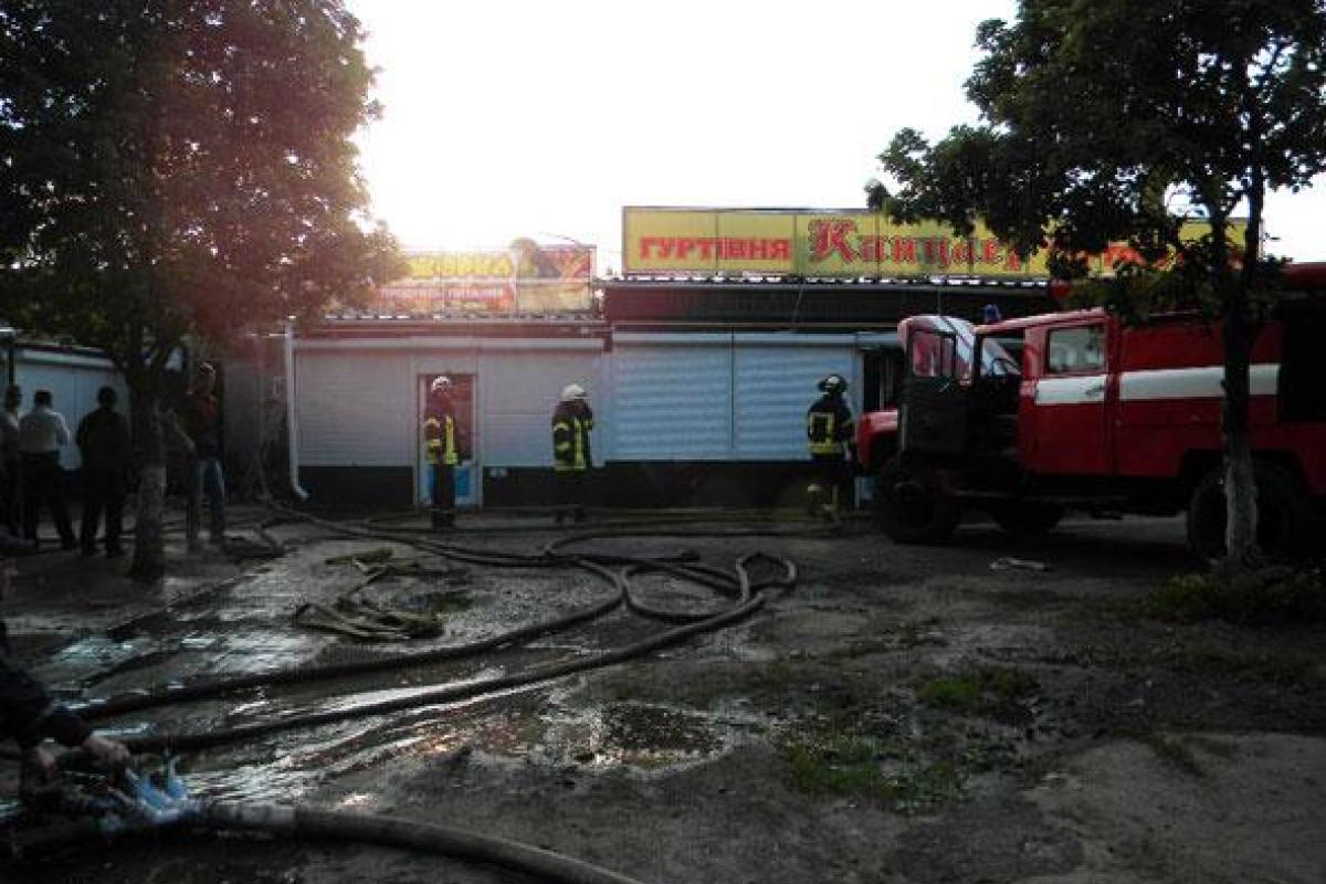 В Краматорске спасатели тушили горящий рынок В Краматорске спасатели тушили горящий рынок