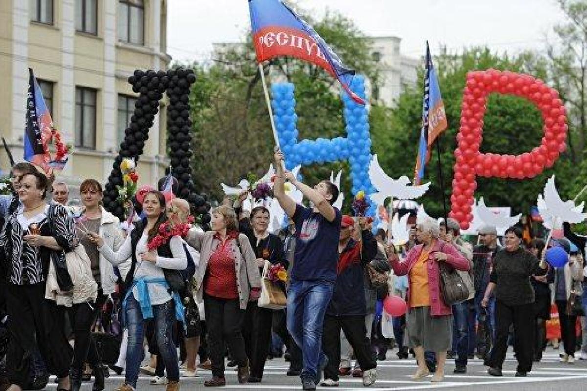 В "ЛНР" и "ДНР" население принудительно заставляют участвовать в праздновании "дня республики" В "ЛНР" и "ДНР" население принудительно заставляют участвовать в праздновании "дня республики"