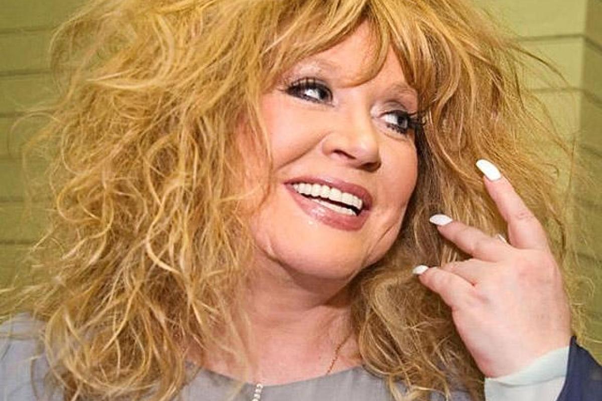 Алла Пугачева показала свою школьную фотографию Алла Пугачева показала свою школьную фотографию