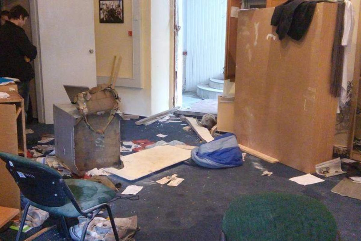 Штаб ОУН в Киеве сегодня: Разбитые окна, выбитые двери и разбитые мебель Штаб ОУН в Киеве сегодня: Разбитые окна, выбитые двери и разбитые мебель