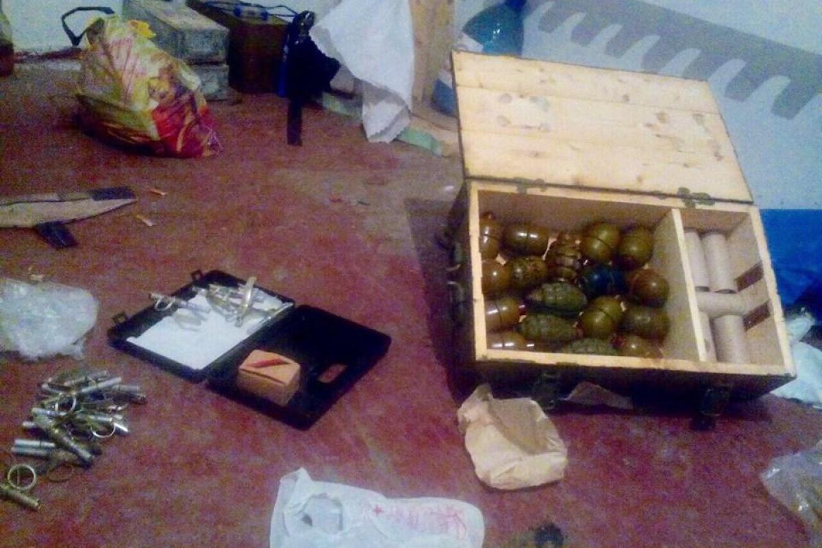 В Курахово в доме у любителей наркотиков правоохранители нашли арсенал боеприпасов В Курахово в доме у любителей наркотиков правоохранители нашли арсенал боеприпасов