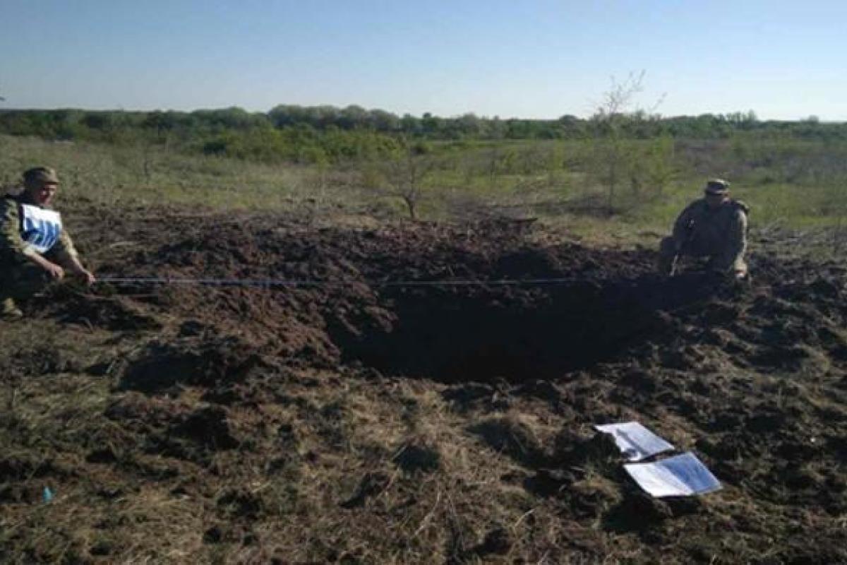 На Луганщине боевики применили "Пионы": в штабе АТО показали фото воронок