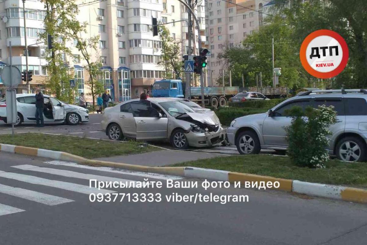 Под Киевом девушка на Мазде попала в ДТП