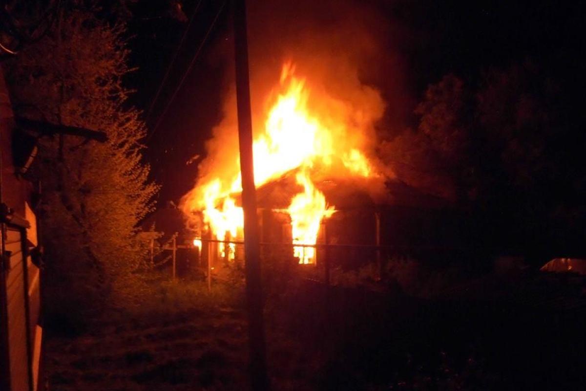 В Станице Луганской в результате обстрела боевиков горел дом В Станице Луганской в результате обстрела боевиков горел дом