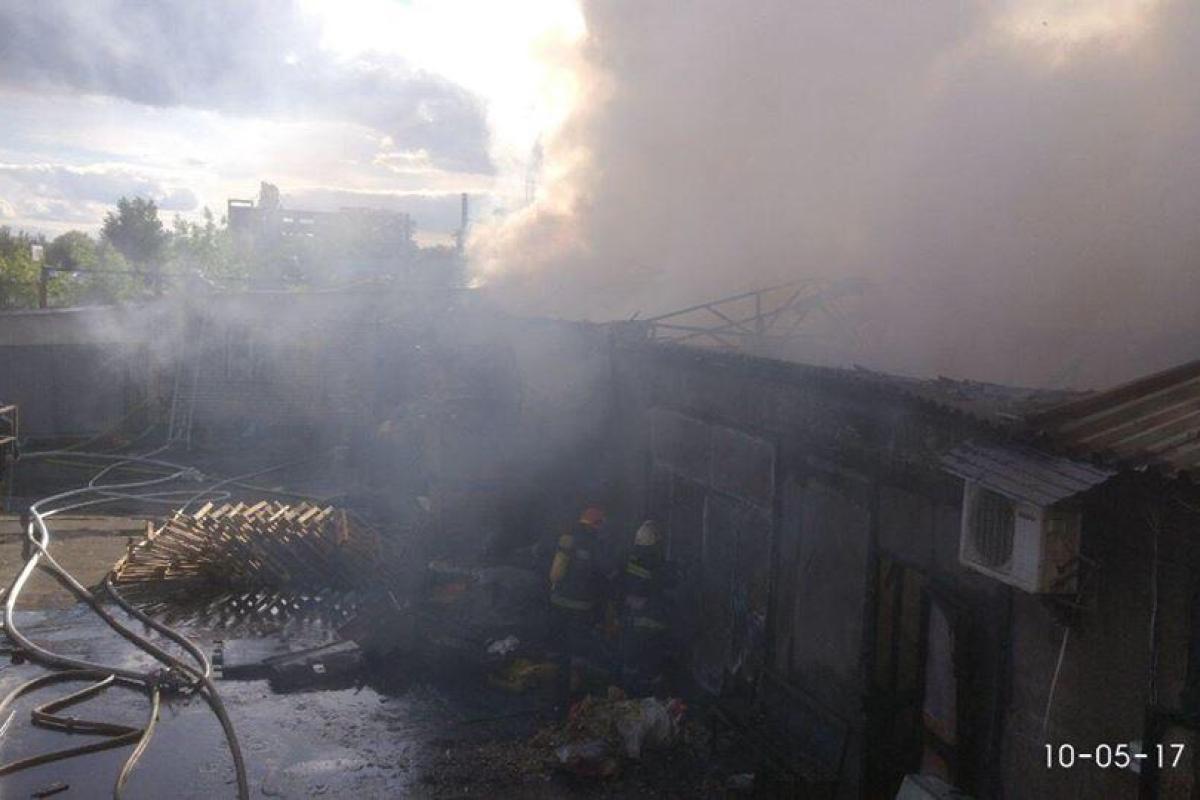 Пожар в Киеве: в складском помещении сгорели продукты питания Пожар в Киеве: в складском помещении сгорели продукты питания