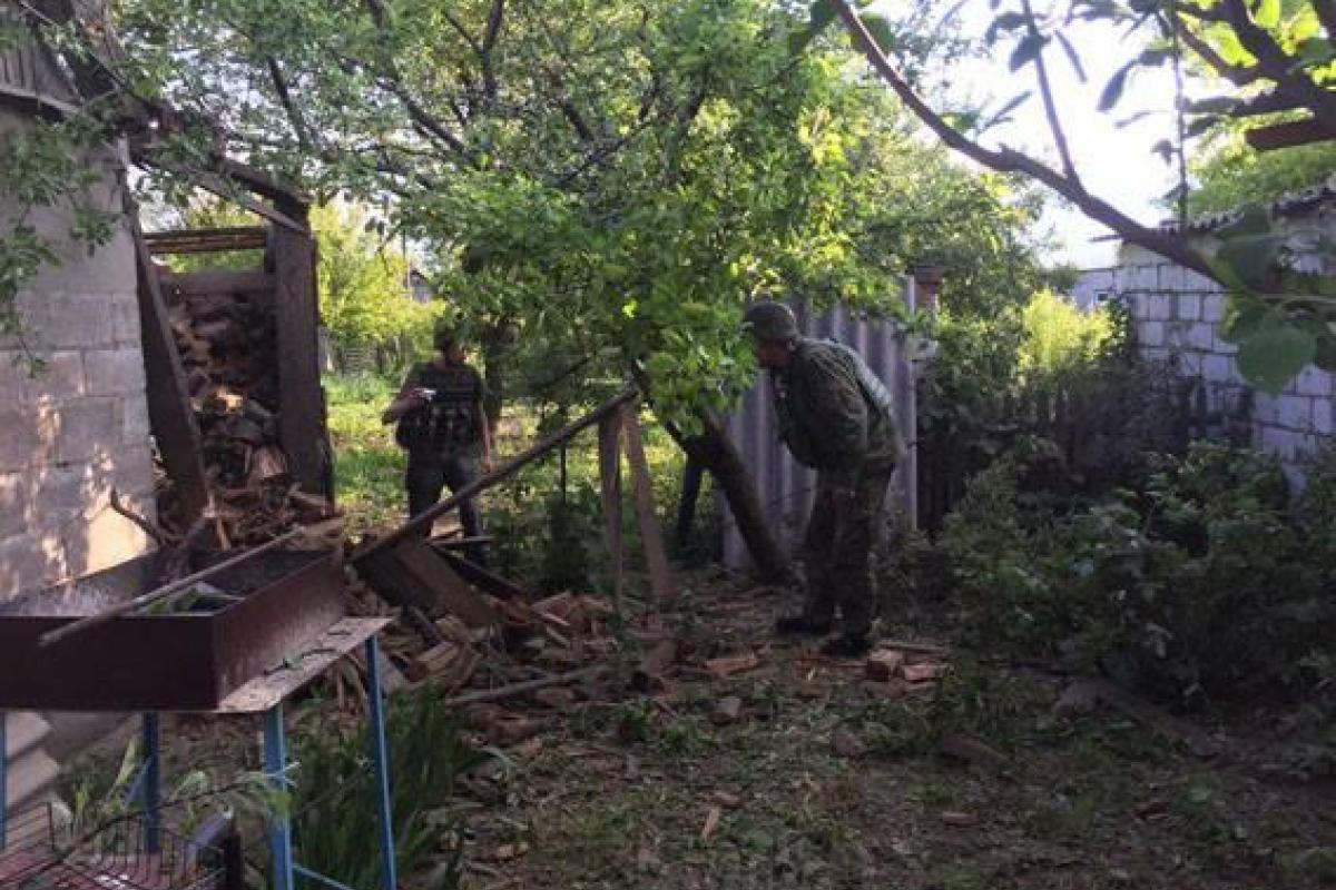 В результате артобстрела боевиками Авдеевки поврежден жилой дом