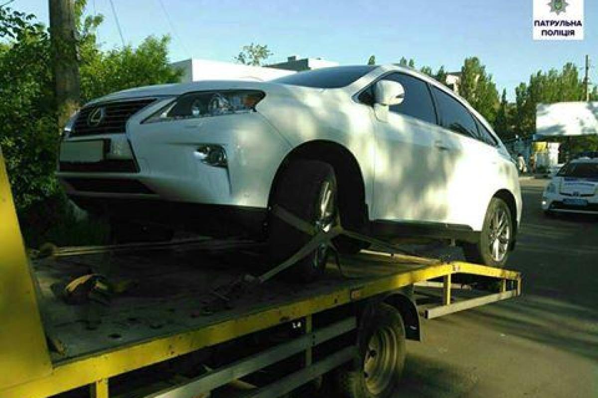 Испугавшись патрульной полиции Николаева, водитель Lexusа оставил автомобиль и убежал