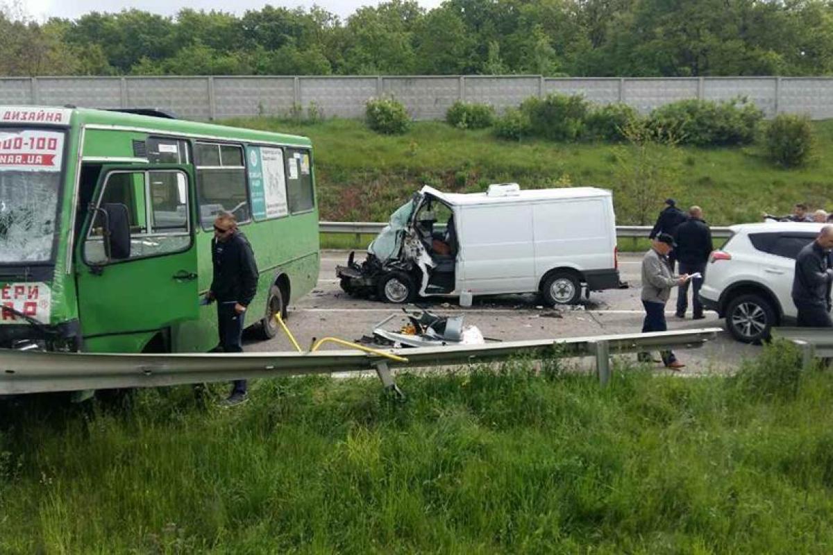 В масштабном ДТП на Харьковщине пострадали 11 человек В масштабном ДТП на Харьковщине пострадали 11 человек